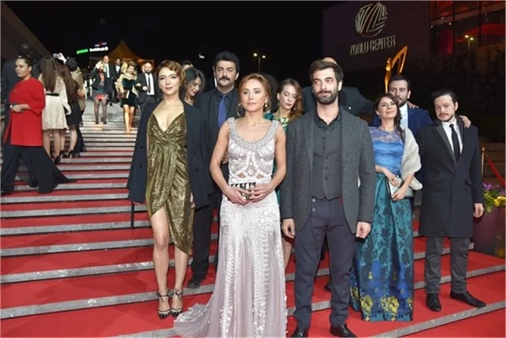 Ünlü isimlerin şıklık yarışı!