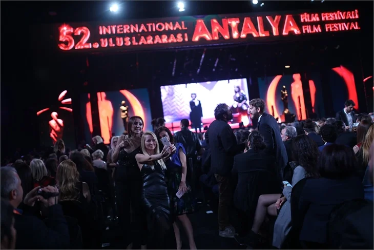 Antalya Film Festivali'nde kırmızı halı şıklığı