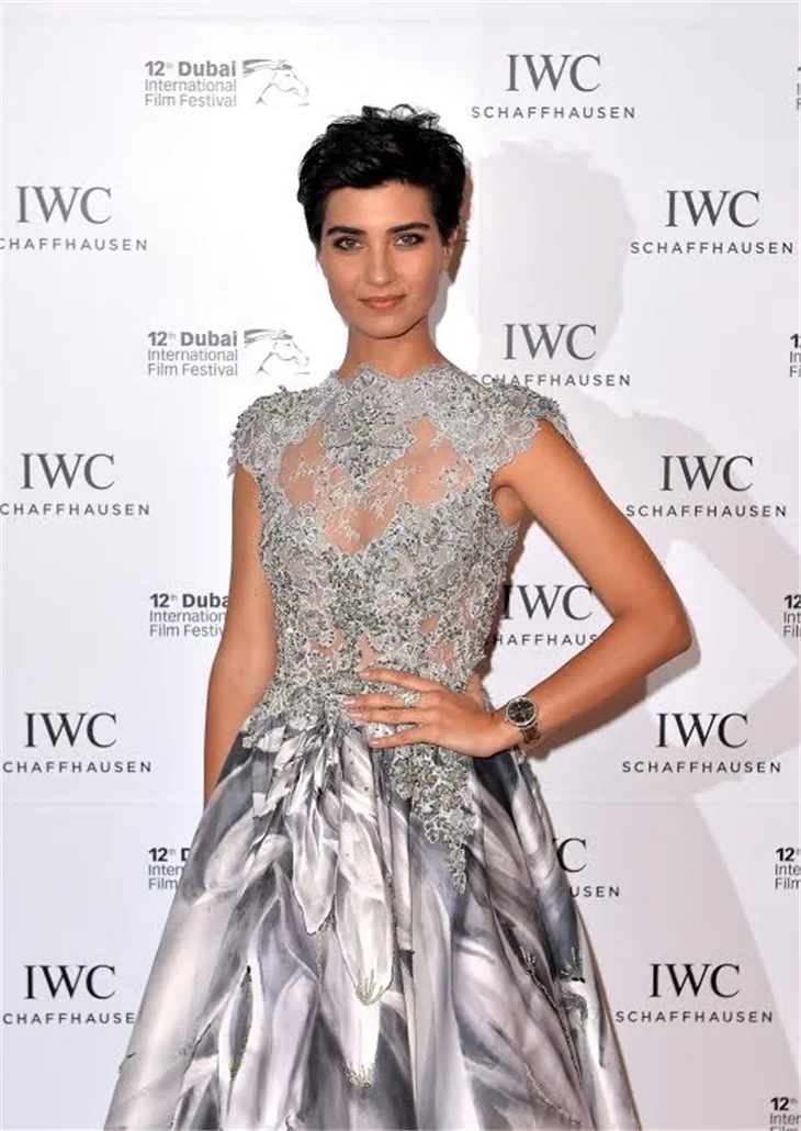 Tuba Büyüküstün'e büyük ilgi!
