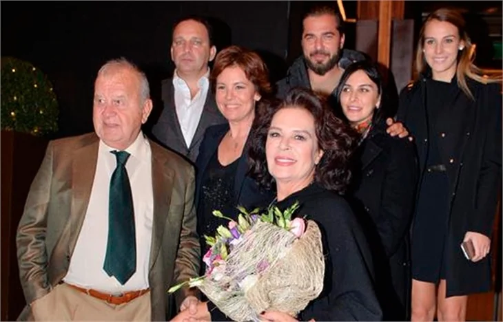 Hülya Koçyiğit yeni yaşını ailesiyle kutladı!