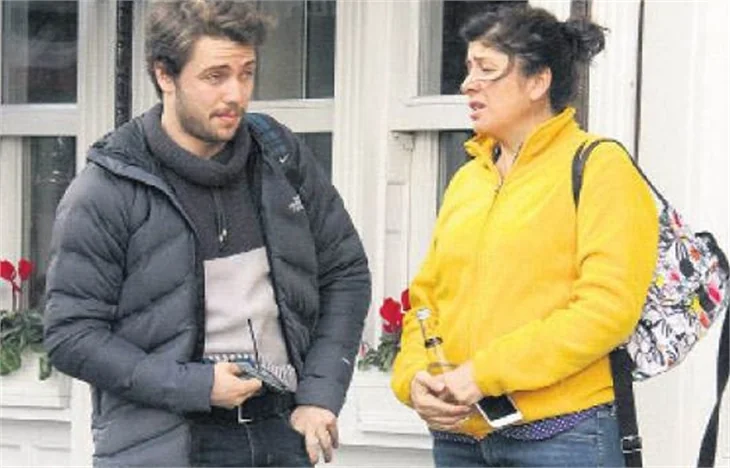 Kızların ilgisi Tolga Sarıtaş'ı utandırdı!