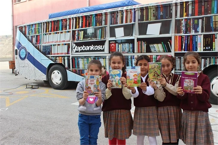 Diriliş Ertuğrul dizisi oyuncularından köy okullarına kitap bağışı kampanyası