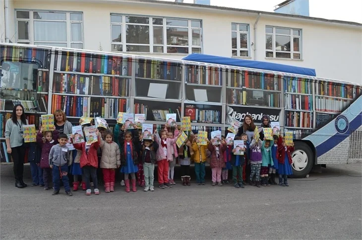 Diriliş Ertuğrul dizisi oyuncularından köy okullarına kitap bağışı kampanyası