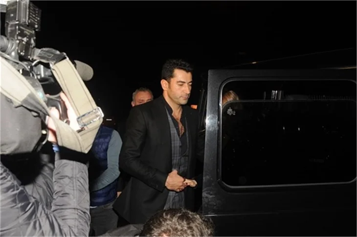 Kenan İmirzalıoğlu ile Sinem Kobal polis çevirmesine takıldı!