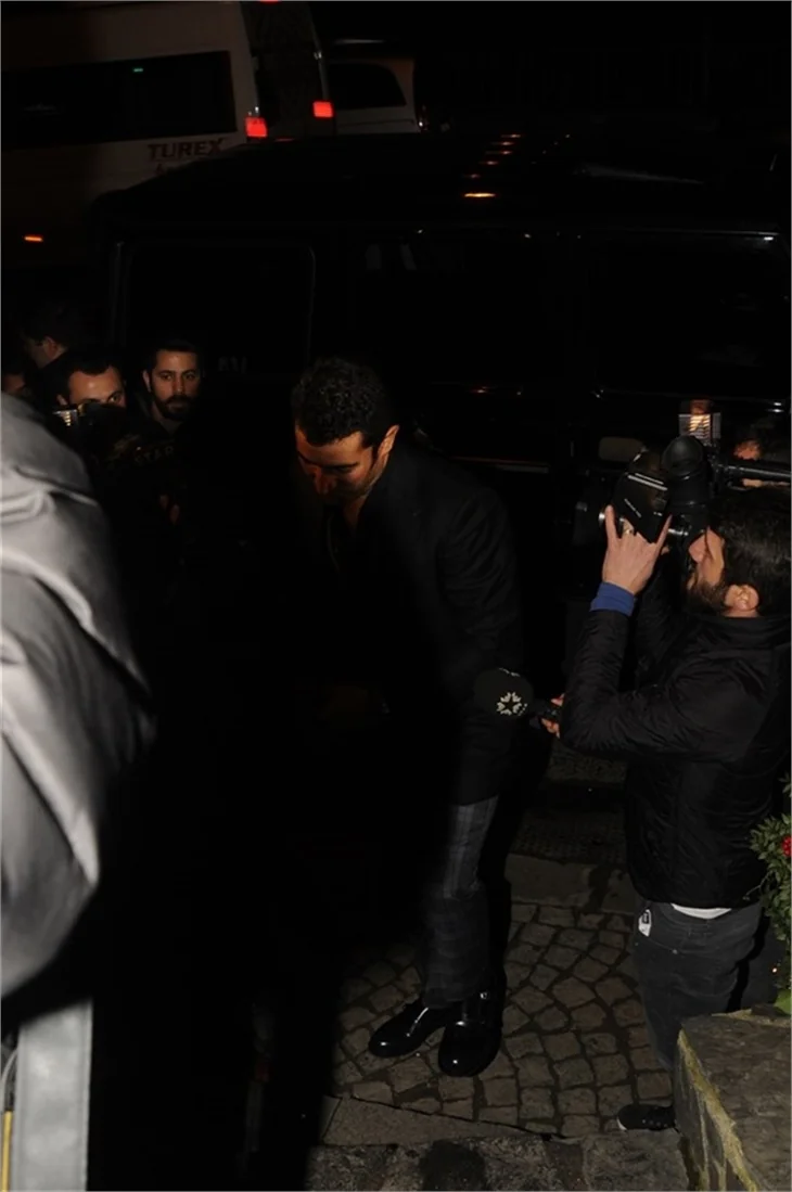 Kenan İmirzalıoğlu ile Sinem Kobal polis çevirmesine takıldı!