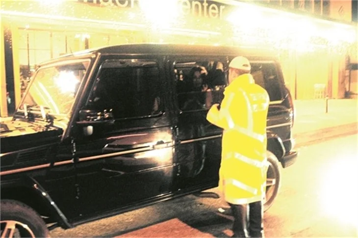 Kenan İmirzalıoğlu ile Sinem Kobal polis çevirmesine takıldı!