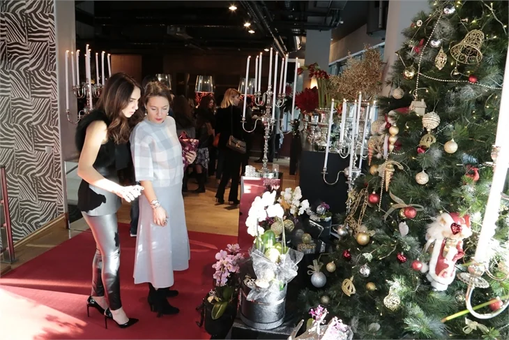 Cemiyetin ünlü hanımları "Atelier De Fleur" için yılbaşı çiçekleri tasarladılar