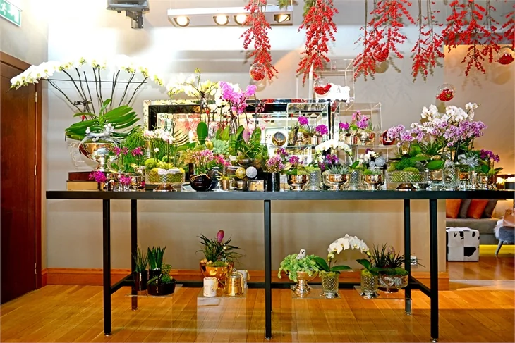 Cemiyetin ünlü hanımları "Atelier De Fleur" için yılbaşı çiçekleri tasarladılar