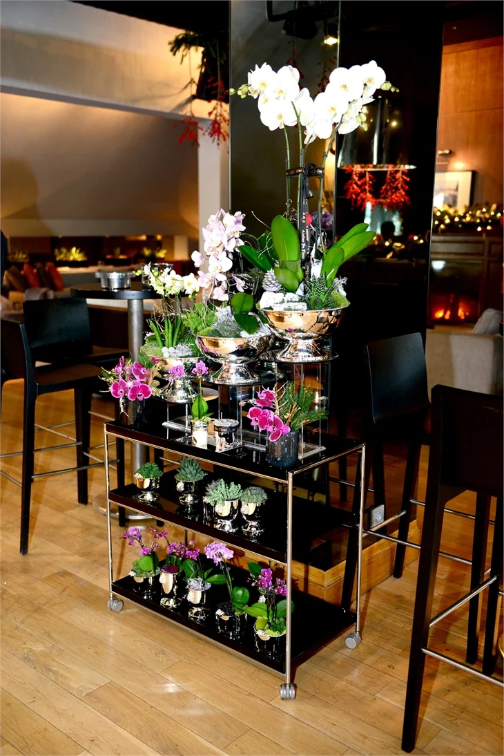 Cemiyetin ünlü hanımları "Atelier De Fleur" için yılbaşı çiçekleri tasarladılar