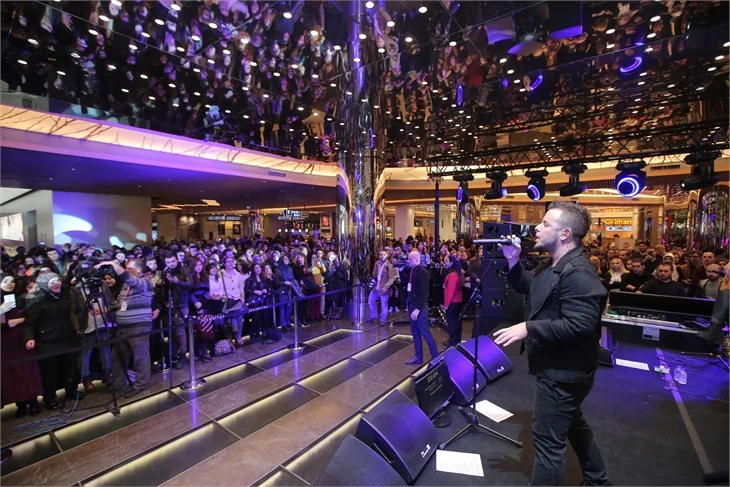 Zorlu'da alışveriş partisi! Ünlü isimler akın etti!