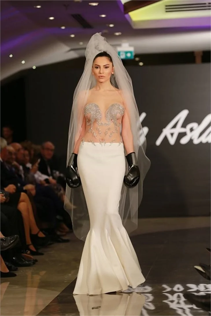Ünlü modeller rocky kıyafetleriyle podyumu ringe çevirdiler