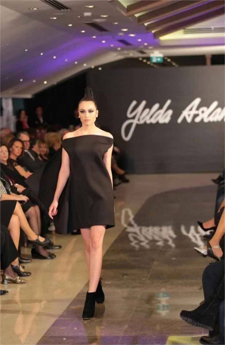 Ünlü modeller rocky kıyafetleriyle podyumu ringe çevirdiler