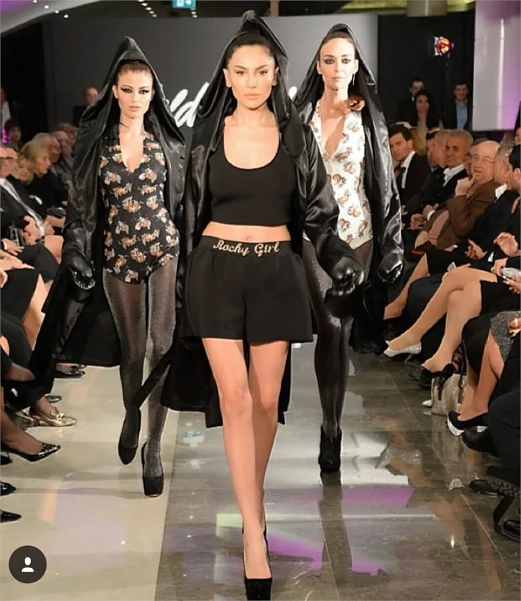 Ünlü modeller rocky kıyafetleriyle podyumu ringe çevirdiler