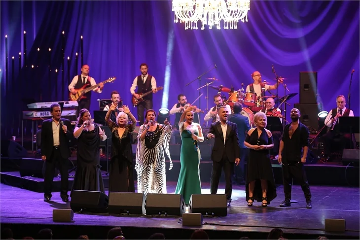 Zorlu Center'da yeni yıl gazinosu'nda Muazzez Abacı coşkusu!