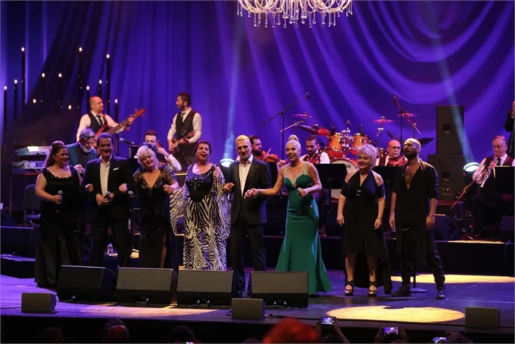 Zorlu Center'da yeni yıl gazinosu'nda Muazzez Abacı coşkusu!