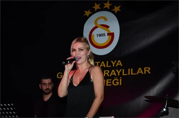 Ömür Gedik'ten Galatasaray marşı!