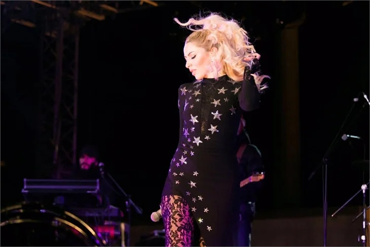 Hadise'den seksi dans!