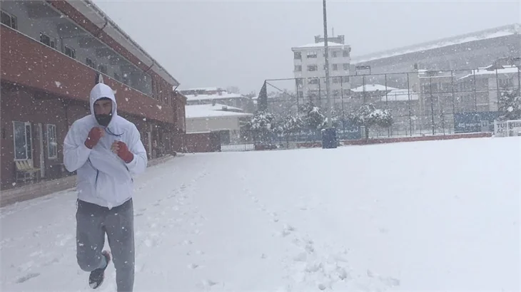 Sarp Levendoğlu karda antreman yaptı!