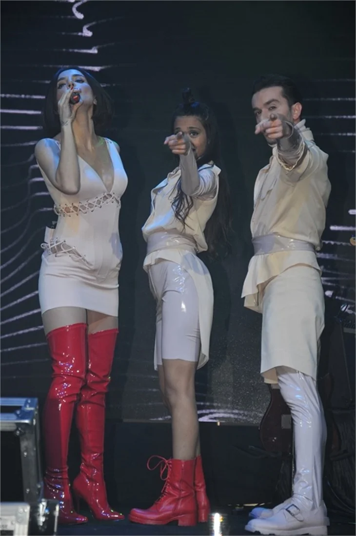 Gülşen'den olay frikik!