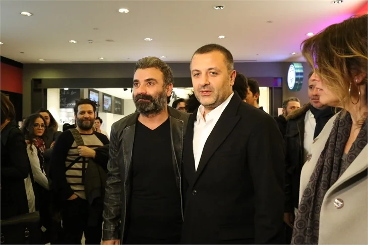 Ünlü isimleri bir araya getiren tiyatro oyunu!