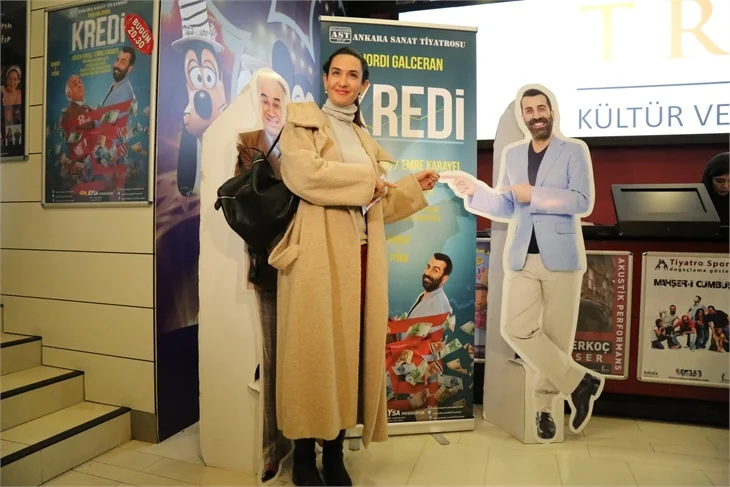Ünlü isimleri bir araya getiren tiyatro oyunu!