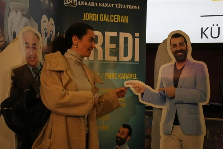 Ünlü isimleri bir araya getiren tiyatro oyunu!