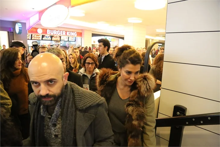 Ünlü isimleri bir araya getiren tiyatro oyunu!