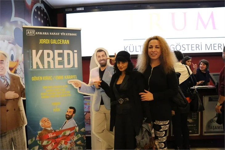 Ünlü isimleri bir araya getiren tiyatro oyunu!