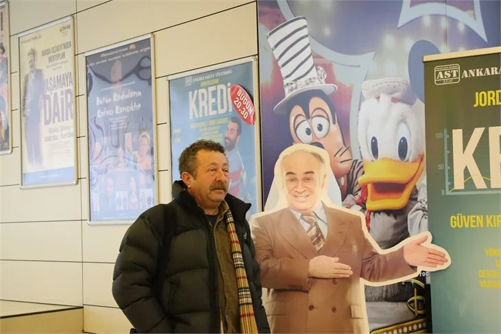 Ünlü isimleri bir araya getiren tiyatro oyunu!