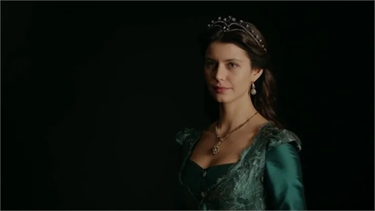 Beren Saat'in saltanatı kısa sürdü!