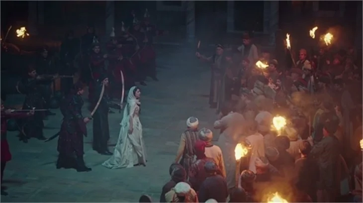 Beren Saat'in saltanatı kısa sürdü!