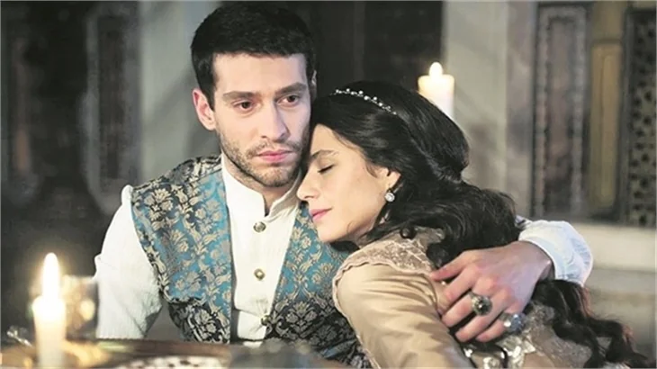 Beren Saat'in saltanatı kısa sürdü!