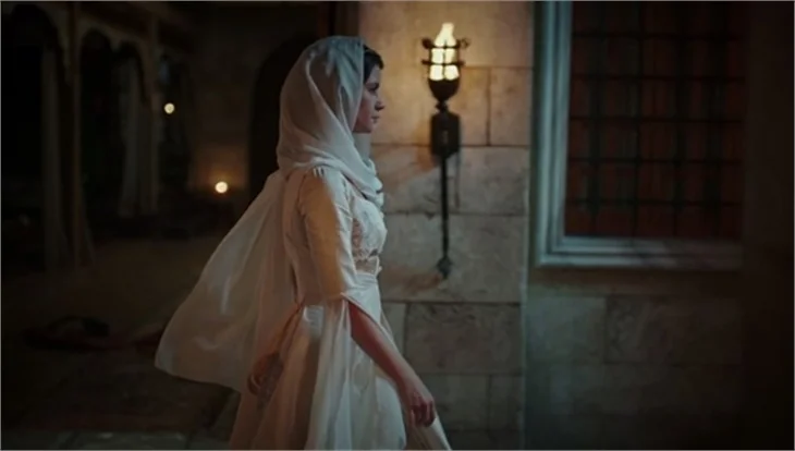 Beren Saat'in saltanatı kısa sürdü!