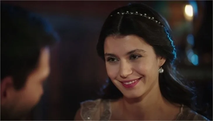 Beren Saat'in saltanatı kısa sürdü!