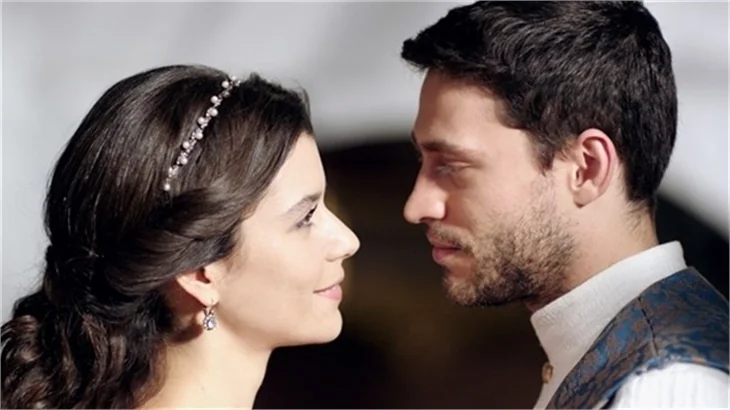 Beren Saat'in saltanatı kısa sürdü!