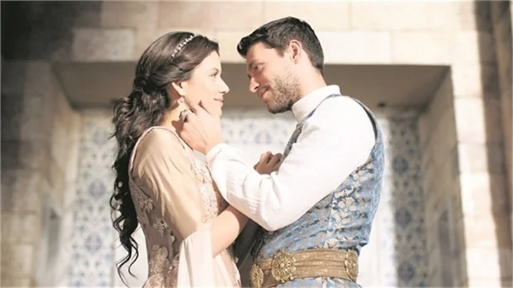 Beren Saat'in saltanatı kısa sürdü!
