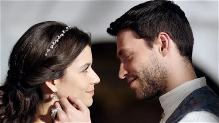 Beren Saat'in saltanatı kısa sürdü!