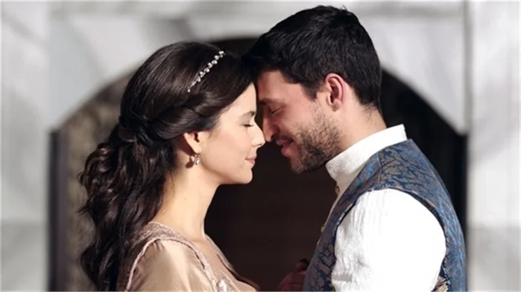Beren Saat'in saltanatı kısa sürdü!