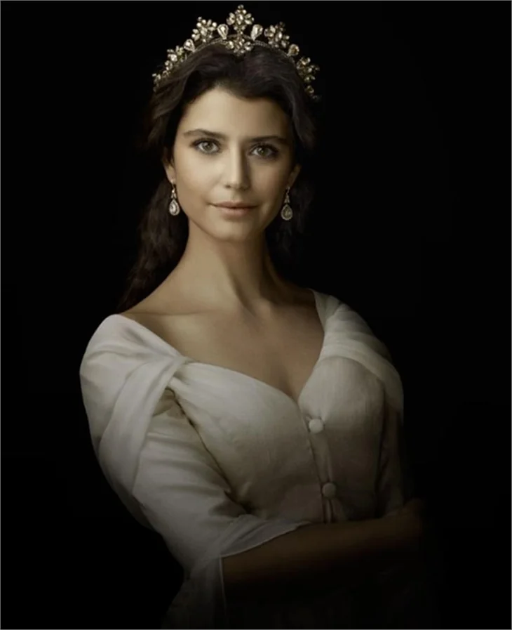 Beren Saat'in saltanatı kısa sürdü!