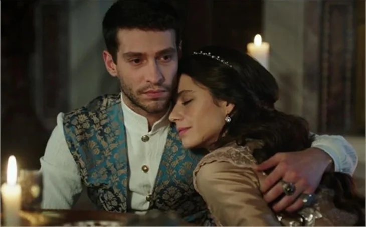 Beren Saat'in saltanatı kısa sürdü!