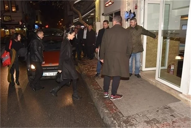 Yine Dilara Gönder'le görüntülenen Cem Yılmaz habercilere sinirlendi