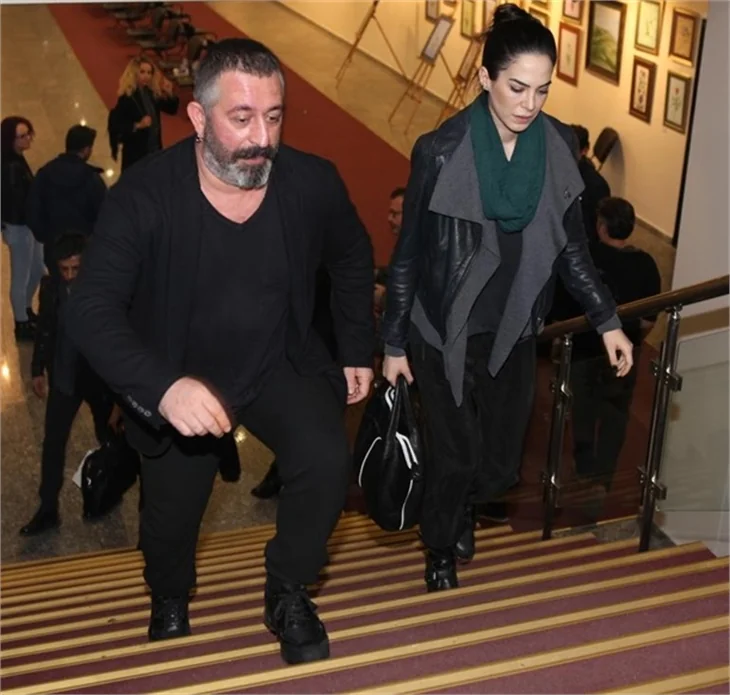 Yine Dilara Gönder'le görüntülenen Cem Yılmaz habercilere sinirlendi