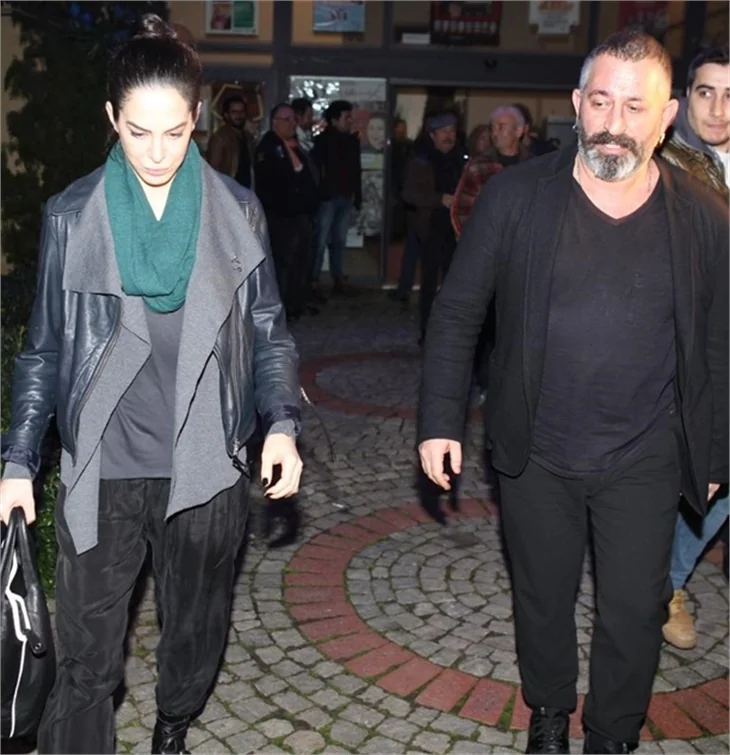 Yine Dilara Gönder'le görüntülenen Cem Yılmaz habercilere sinirlendi