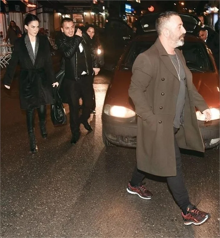 Yine Dilara Gönder'le görüntülenen Cem Yılmaz habercilere sinirlendi