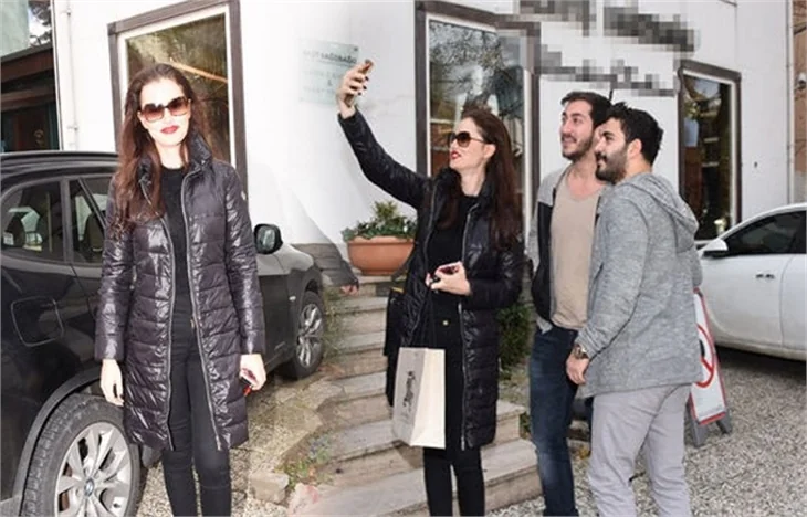 Fahriye Evcen'in selfie tutkusu!