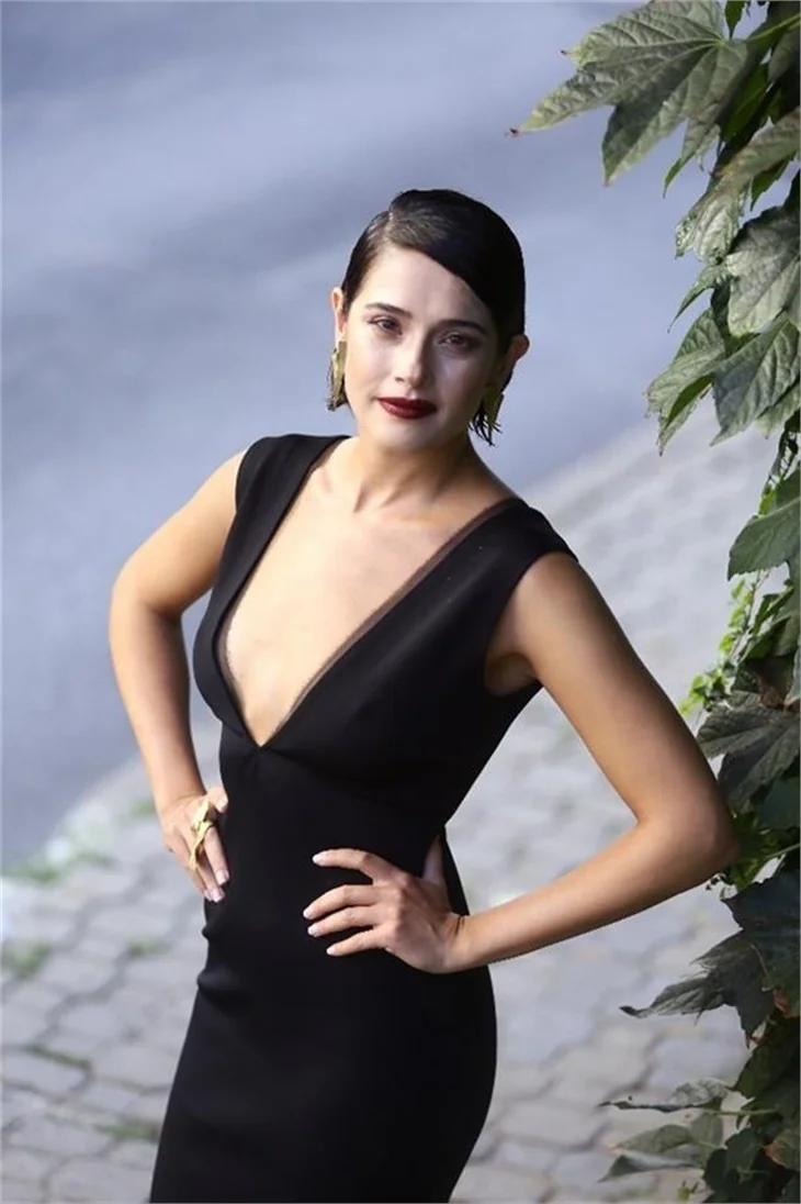 Gecenin Kraliçesi'nde Esra karakteri Meryem Uzerli'yi solladı