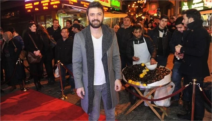 Sarp Apak: Annem "ne zaman evleneceksin?" diye sormuyor!