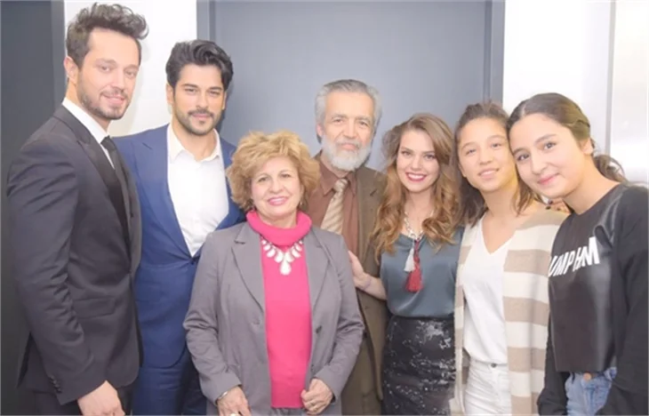 Burak Özçivit ve Murat Boz'la aile fotoğrafı çektirme modası