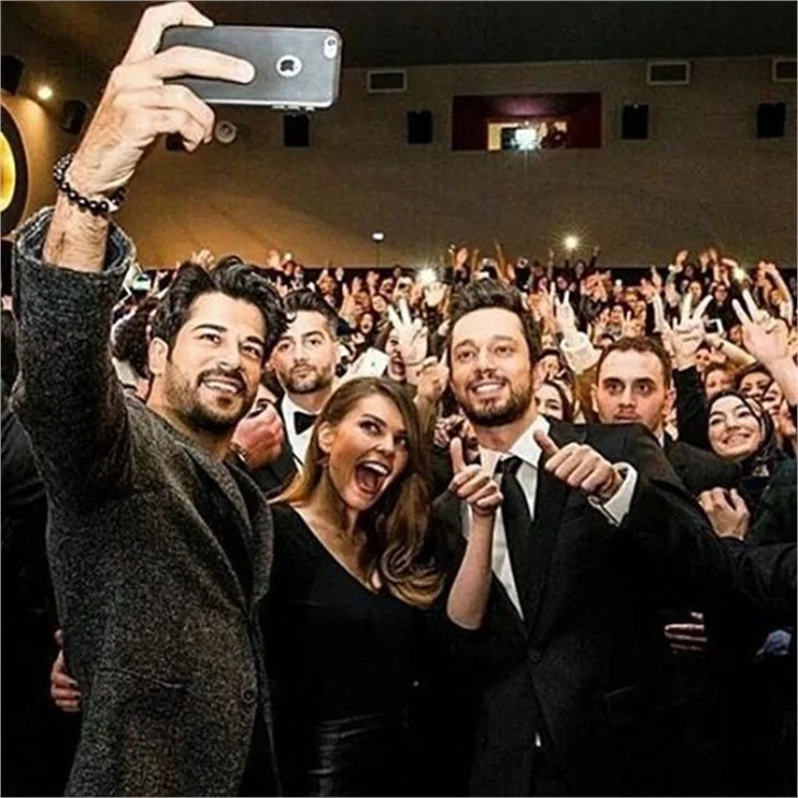 Burak Özçivit ve Murat Boz'la aile fotoğrafı çektirme modası