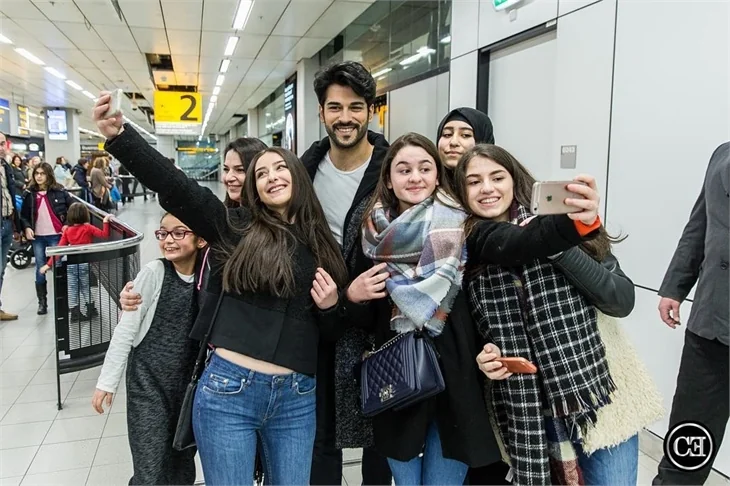 Burak Özçivit ve Murat Boz'la aile fotoğrafı çektirme modası